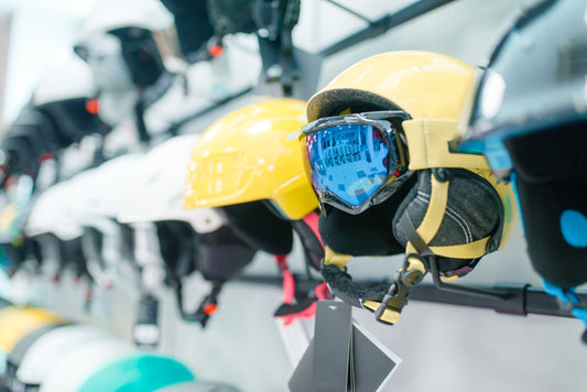 Gros plan de rangées de casques de ski et de snowboard