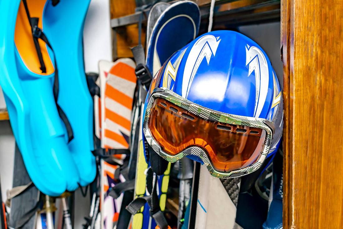 casque bleu de ski et matériel de ski 