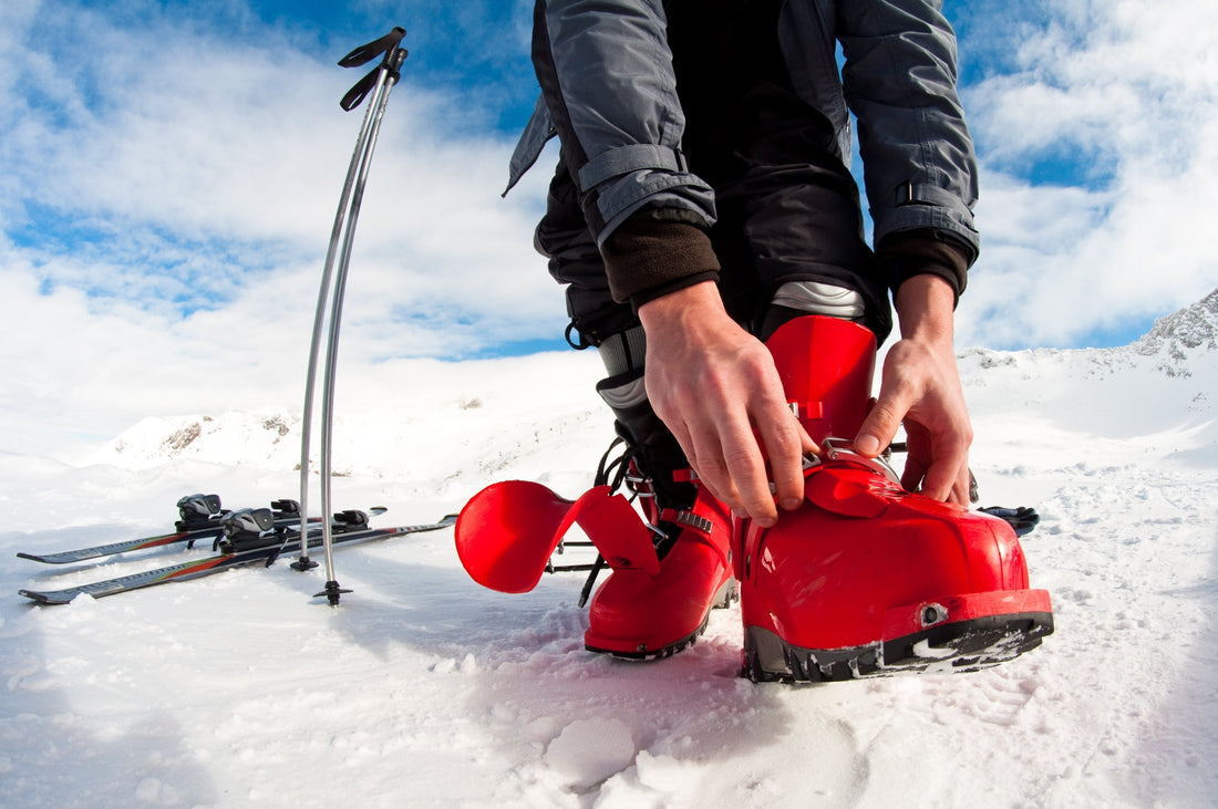 se préparer pour le ski - attacher les chaussures