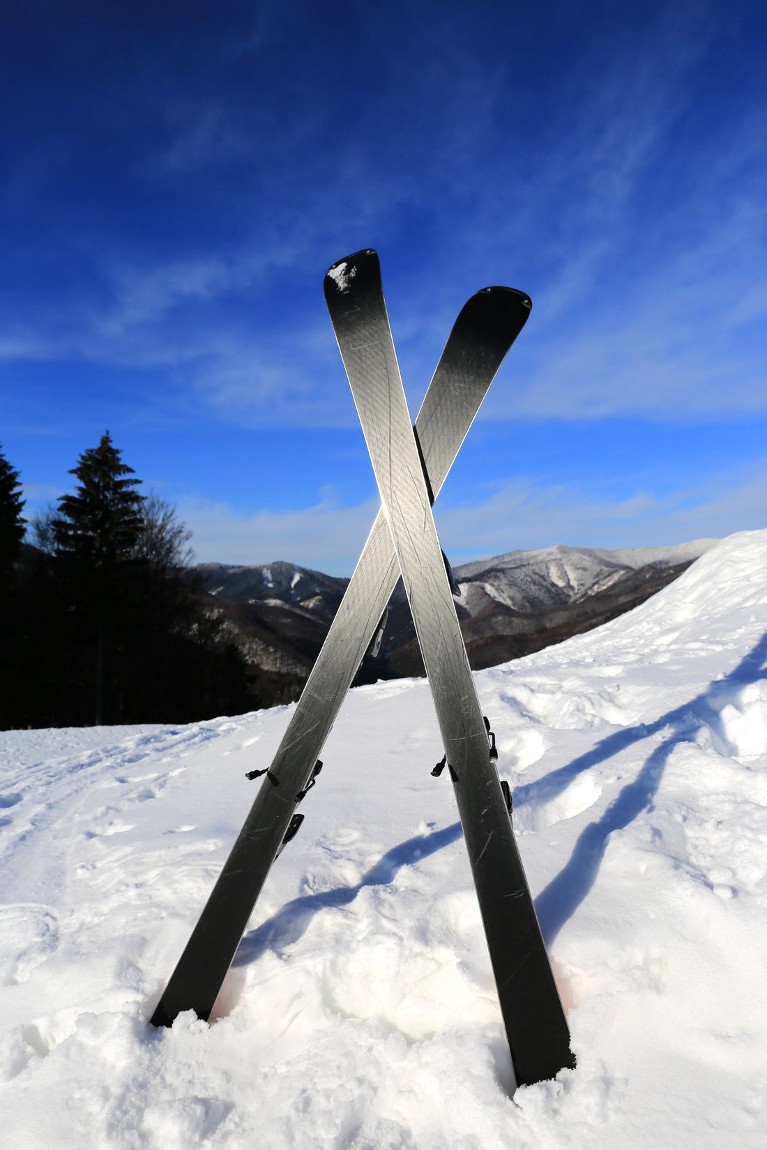 Ski de montagne sur neige en montagne