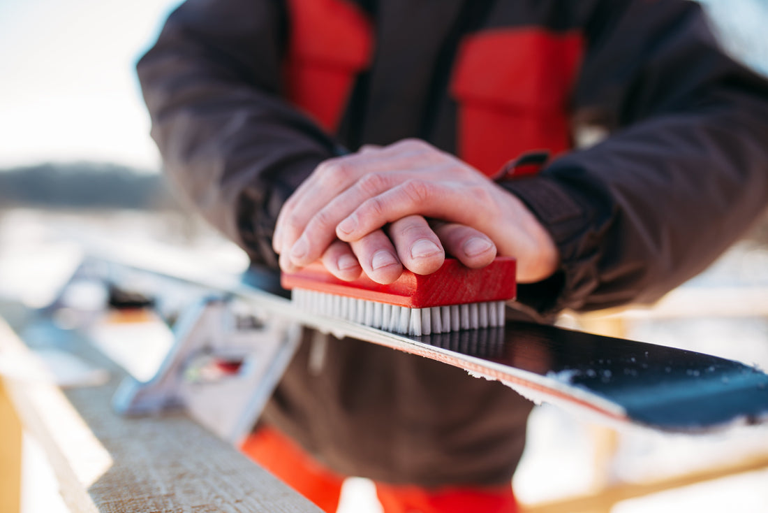 entretien de semelle de ski a la brosse