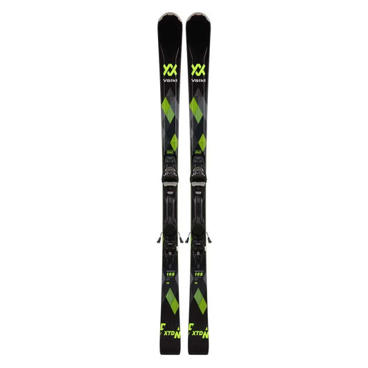 Volkl Deacon XTD 2023 skis alpins homme vue de face sur fond blanc avec noyau bois Dual Woodcore, Tip Rocker et design noir, rouge et gris.