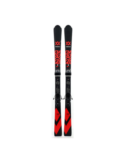 Volkl Deacon 2024 skis alpins piste vue de face sur fond blanc avec construction Multilayer Woodcore, Titanal Frame, Tip & Tail Rocker et design noir, rouge et gris.